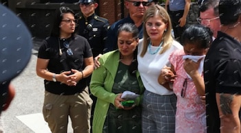 La presidenta Laura Fernández visitó a la familia del oficial para expresar sus condolencias tras el crimen. Crédito: Diario Extra
