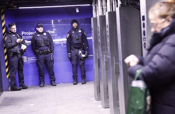 Policías del NYPD se posicionan en las áreas de torniquetes para supervisar el flujo de pasajeros y disuadir posibles incidentes.