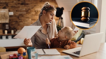 Una madre trabajando desde casa mientras cuida a su hijo. (Freepik)