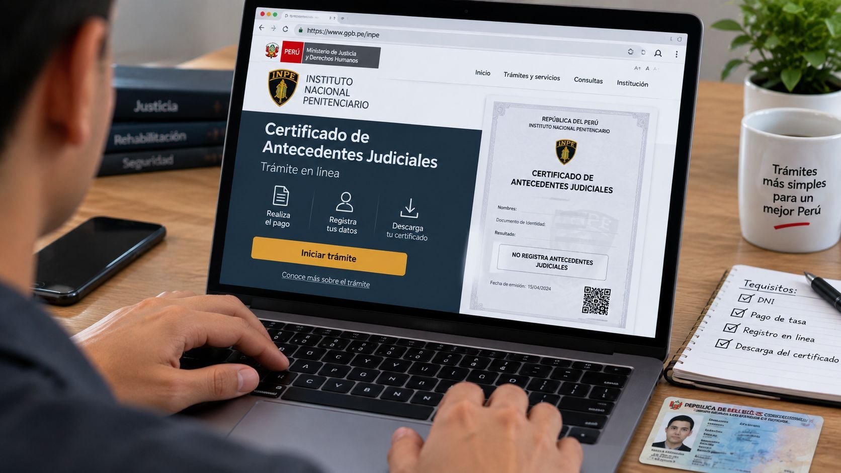 Un ciudadano realiza el trámite en línea del certificado de antecedentes judiciales a través del portal web del Instituto Nacional Penitenciario de Perú. (Imagen Ilustrativa Infobae)