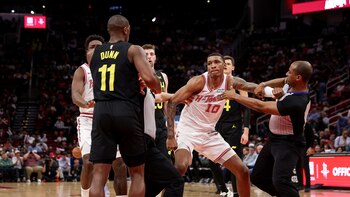 La salvaje pelea entre dos jugadores que dio que hablar en la NBA: el detalle que llamó la atención en los fanáticos