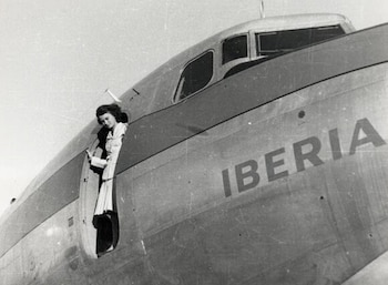 15/10/2026 Iberia conmemora el 80 aniversario de las primeras tripulantes de cabina de pasajeros en España.
Iberia ha celebrado este jueves el 80 aniversario del nacimiento de la figura del tripulante de cabina de pasajeros en España, al incluir el servicio de las primeras mujeres profesionales durante su primer vuelo comercial transatlántico realizado entre Madrid y Buenos Aires (Argentina) el 15 de octubre de 1946, compuesto por 28 pasajeros.
ESPAÑA EUROPA MADRID ECONOMIA
IBERIA