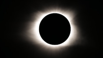 La DGT publica qué hacer si el eclipse te pilla conduciendo: prohibido parar en el arcén y nada de usar las gafas especiales al volante