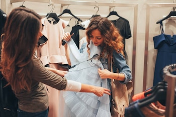 La asesora comercial debe seguir