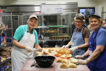 Voluntarias preparan alimentos en las