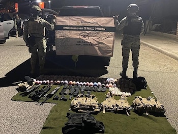 Armas largas y chalecos fueron