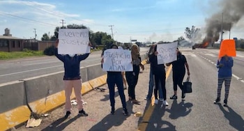 Más de 100 vecinos cerraron la vía entre Celaya y Juventino Rosas tras exigir claridad sobre el fallecimiento del adolescente y señalar a policías estatales mientras autoridades atribuyen la protesta a grupos delictivos. Crédito. Especial
