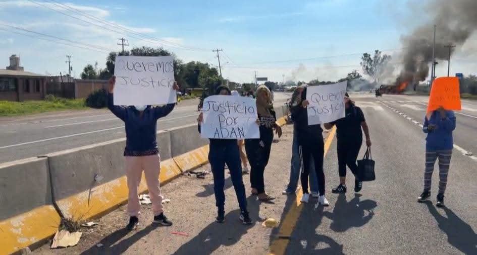 Más de 100 vecinos cerraron la vía entre Celaya y Juventino Rosas tras exigir claridad sobre el fallecimiento del adolescente y señalar a policías estatales mientras autoridades atribuyen la protesta a grupos delictivos. Crédito. Especial