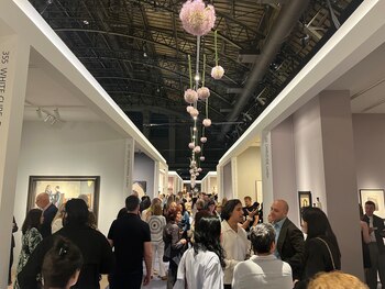 Personas visitan las obras expuestas