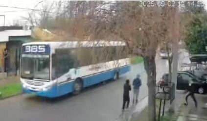 El ataque al colectivo de la línea 385 ocurrió tras un reto entre adolescentes en el barrio La Yaya