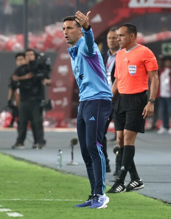 Lionel Scaloni, entrenador de Argentina, durante el juego que disputó la Albiceleste en Lima frente a Perú por las Eliminatorias Sudamericanas (REUTERS/Sebastian Castaneda)