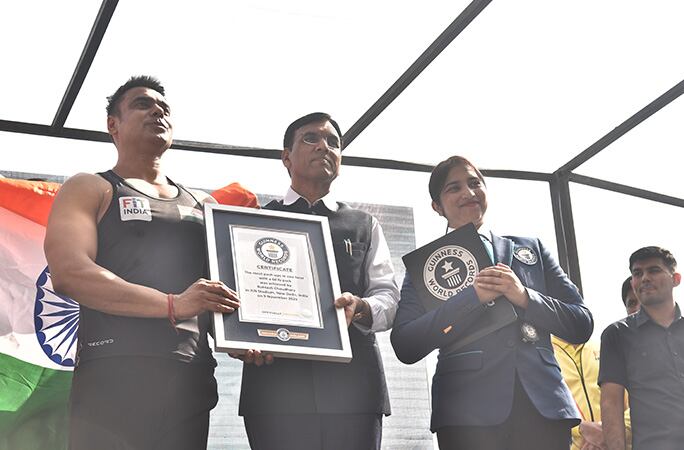 La jueza oficial Aynee Toorabally entregó el certificado de récord Guinness después de la prueba realizada en el estadio Jawaharlal Nehru (Créditos: Récord Guinness)