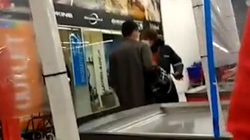 Acompañado por otra persona, se