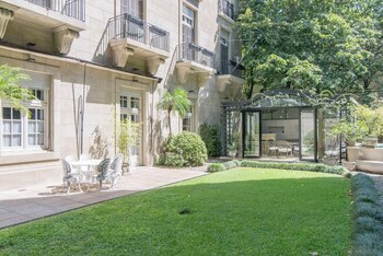 El edificio tiene un parque