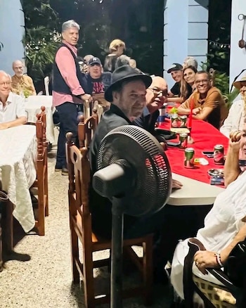El actor cubano Néstor Jiménez sufrió el robo de su motocicleta tras el estreno del filme Neurótica anónima en La Habana. (Foto cortesía redes sociales)