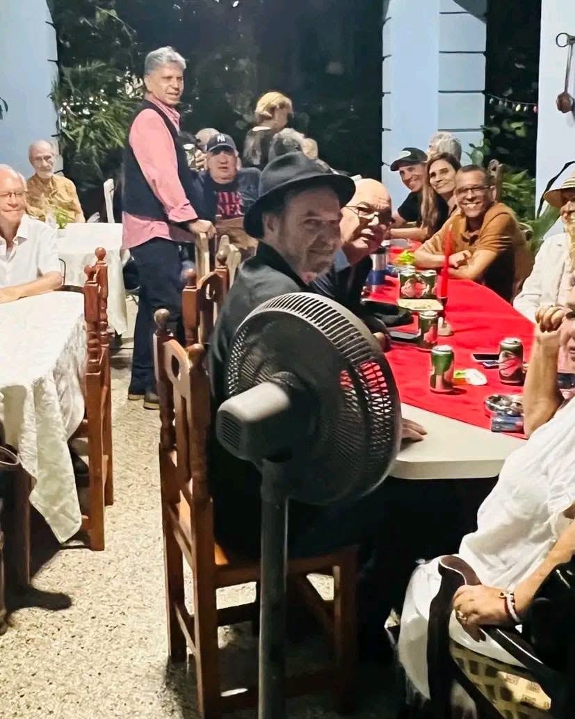 El actor cubano Néstor Jiménez sufrió el robo de su motocicleta tras el estreno del filme Neurótica anónima en La Habana. (Foto cortesía redes sociales)