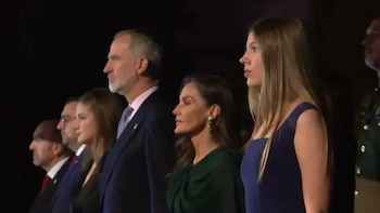 La reina Letizia brilla con una blusa verde botella y un pantalón de traje clásico en el concierto de los Premios Princesa de Asturias 2026