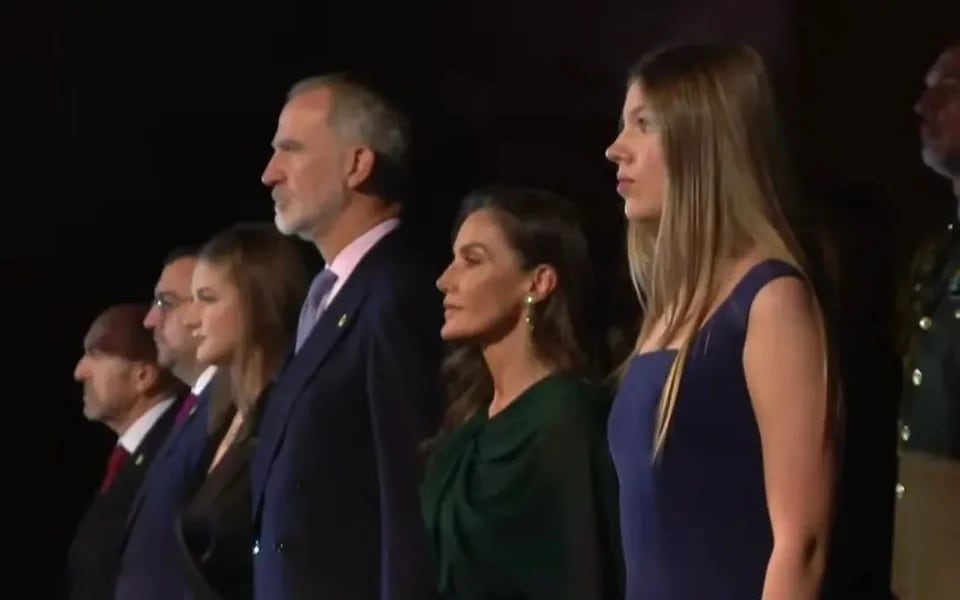 La reina Letizia brilla con una blusa verde botella y un pantalón de traje clásico en el concierto de los Premios Princesa de Asturias 2026