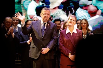 AME9522. SAN JOSÉ (COSTA RICA), 05/05/2026.- El presidente de Costa Rica, Rodrigo Chaves (i), saluda junto a la presidenta electa, Laura Fernández, este martes durante la presentación del nuevo gabinete en San José (Costa Rica). Chaves, será el ministro de la Presidencia y de Hacienda del Gobierno entrante, anunció Fernández, quien comenzará su gestión el próximo viernes. EFE/ Jeffrey Arguedas