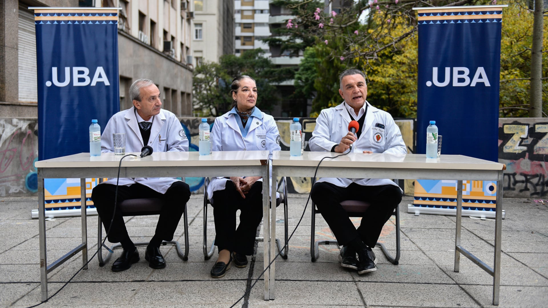 Los doctores Norberto Lafos, director del Hospital Lanari; Roxana del Águila, directora del Hospital Roffo y Marcelo Melo, Director del Hospital de Clínicas de la UBA, brindaron una conferencia de prensa denunciando la falta de cobro del presupuesto para el funcionamiento de 6 hospitales universitarios (Adrián Escandar)