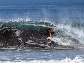 El Salvadoreño Bryan Pérez se desliza dentro de un tubo perfecto en las olas de Punta Roca durante el Surf City El Salvador Pro, evento que reúne a destacados surfistas internacionales (Cortesía @SecPrensaSV).