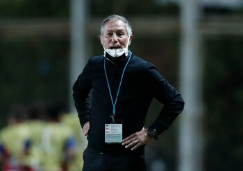 Foto de archivo de Ariel Holan. Estadio Nuevo Gasometro, Buenos Aires, Argentina. 6 de abril de 2021.
REUTERS/Natacha Pisarenko