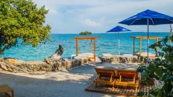 Este enclave, reservado únicamente para adultos, ha despertado el interés global por su propuesta de descanso y actividades acuáticas en un entorno privilegiado del Caribe colombiano - crédito Cerveza Corona