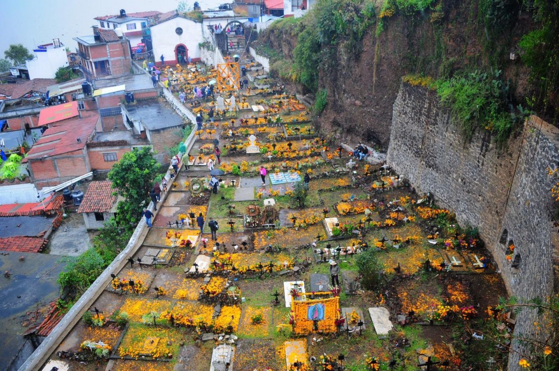 Los habitantes de Janitzio podrán realizar su velación tradicional; los turistas solo observarán desde un andador panorámico habilitado para la temporada. FOTO: DIEGO SIMÓN SÁNCHEZ /CUARTOSCURO.COM