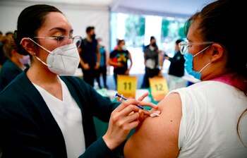Fotografía de archivo tomada el pasado 19 de septiembre en la que se registró a una mujer al ser vacunada contra la covid -19, en Ciudad de México (México). EFE/Carlos Ramírez