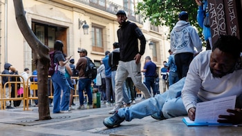 Colombianos enfrentan largas filas y noches a la intemperie para regularizarse en España: “Dormir en cartones, el tumulto, la gente empuja”