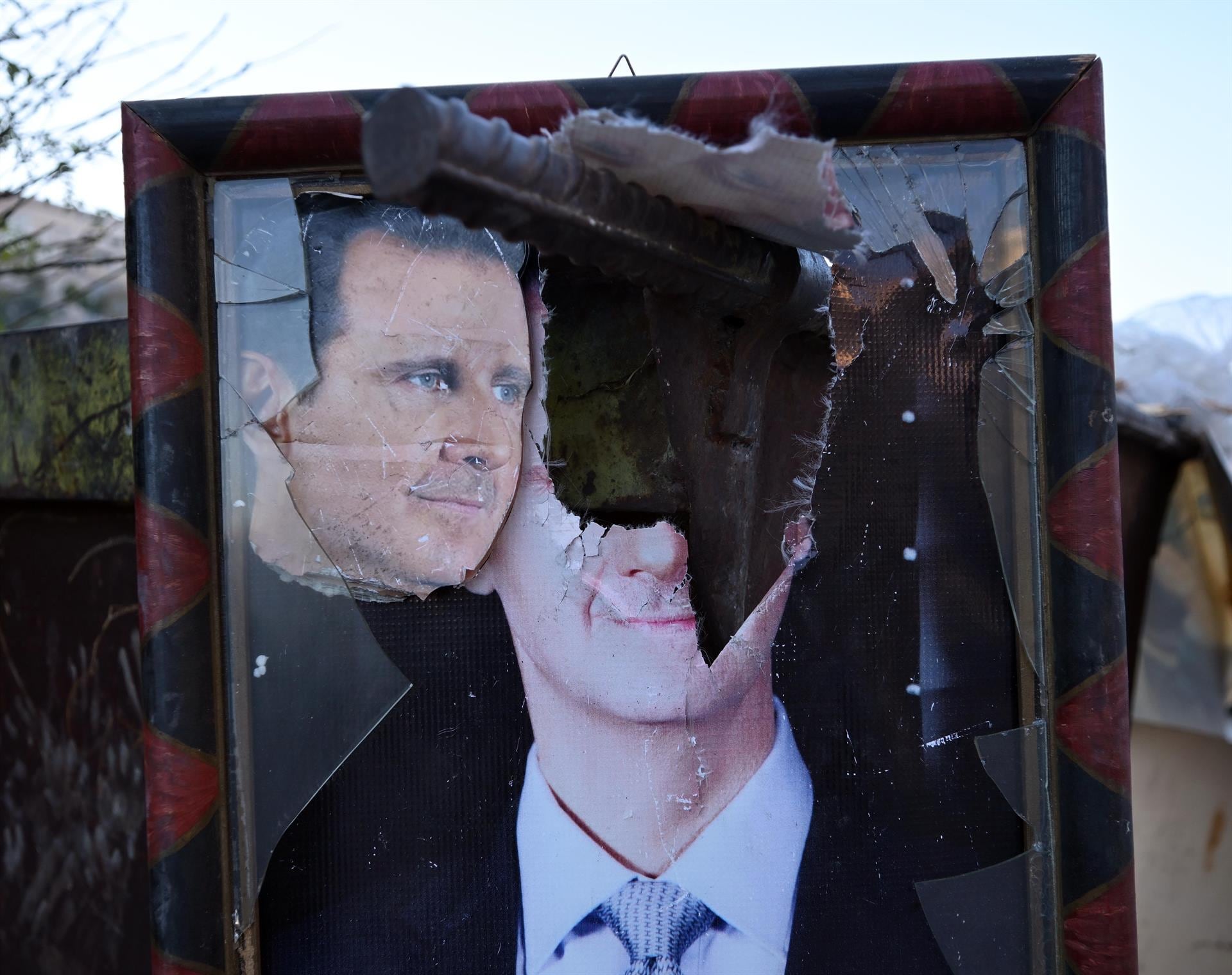 Imagen rota del ex dictador Bashar al Assad.