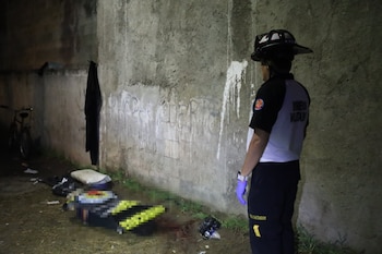 Un ataque armado en las inmediaciones de la Feria Puerto Barrios en Izabal dejó dos hombres muertos y una mujer lesionada. (Foto cortesía Bomberos Voluntarios)