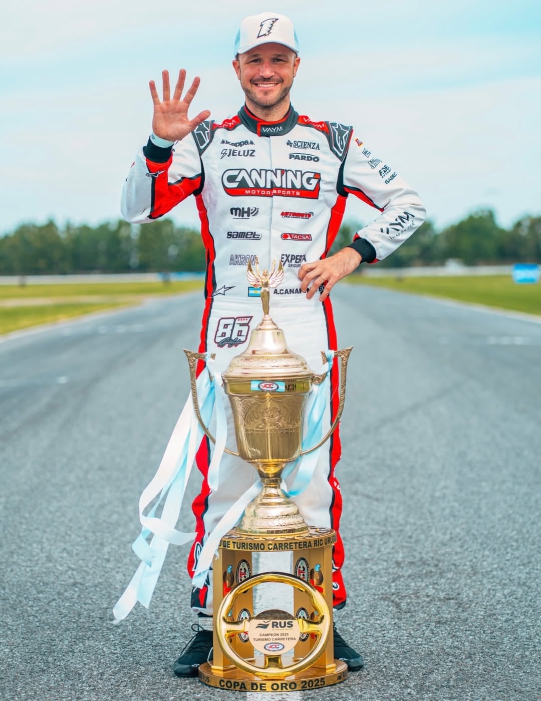 Agustín Canapino alcanzó su quinto título de TC y es el primer piloto en conseguir la triple corona en el automovilismo nacional (@ACTC)