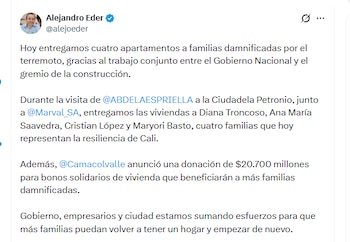 El alcalde de Cali, Alejandro Éder, celebró la entrega de viviendas a cuatro familias afectadas por el terremoto - crédito @alejoeder/X