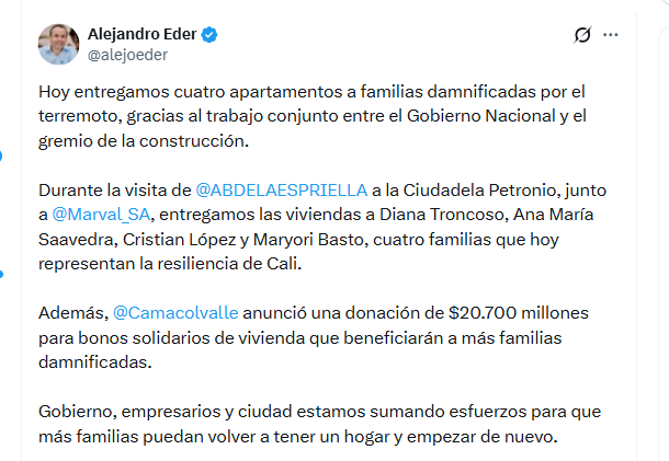 El alcalde de Cali, Alejandro Éder, celebró la entrega de viviendas a cuatro familias afectadas por el terremoto - crédito @alejoeder/X