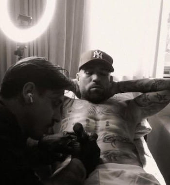 Nicolás Otamendi, en plena sesión de tatuajes