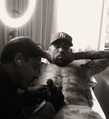 Nicolás Otamendi, en plena sesión de tatuajes