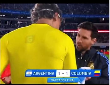 Richard Ríos intercambia la camiseta