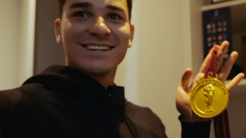 Julián Álvarez mostró dónde guarda