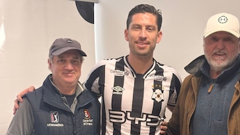 Santiago Ormeño acompañado de los dirigentes del Montevideo Wanderers tras firmar su vínculo con la entidad. - Crédito: @santorme