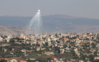 El humo se cierne sobre la aldea de Khiam, en medio de las hostilidades transfronterizas entre Hezbollah y las fuerzas israelíes, en una imagen tomada desde Marjayoun, cerca de la frontera con Israel (REUTERS/Karamallah Daher)