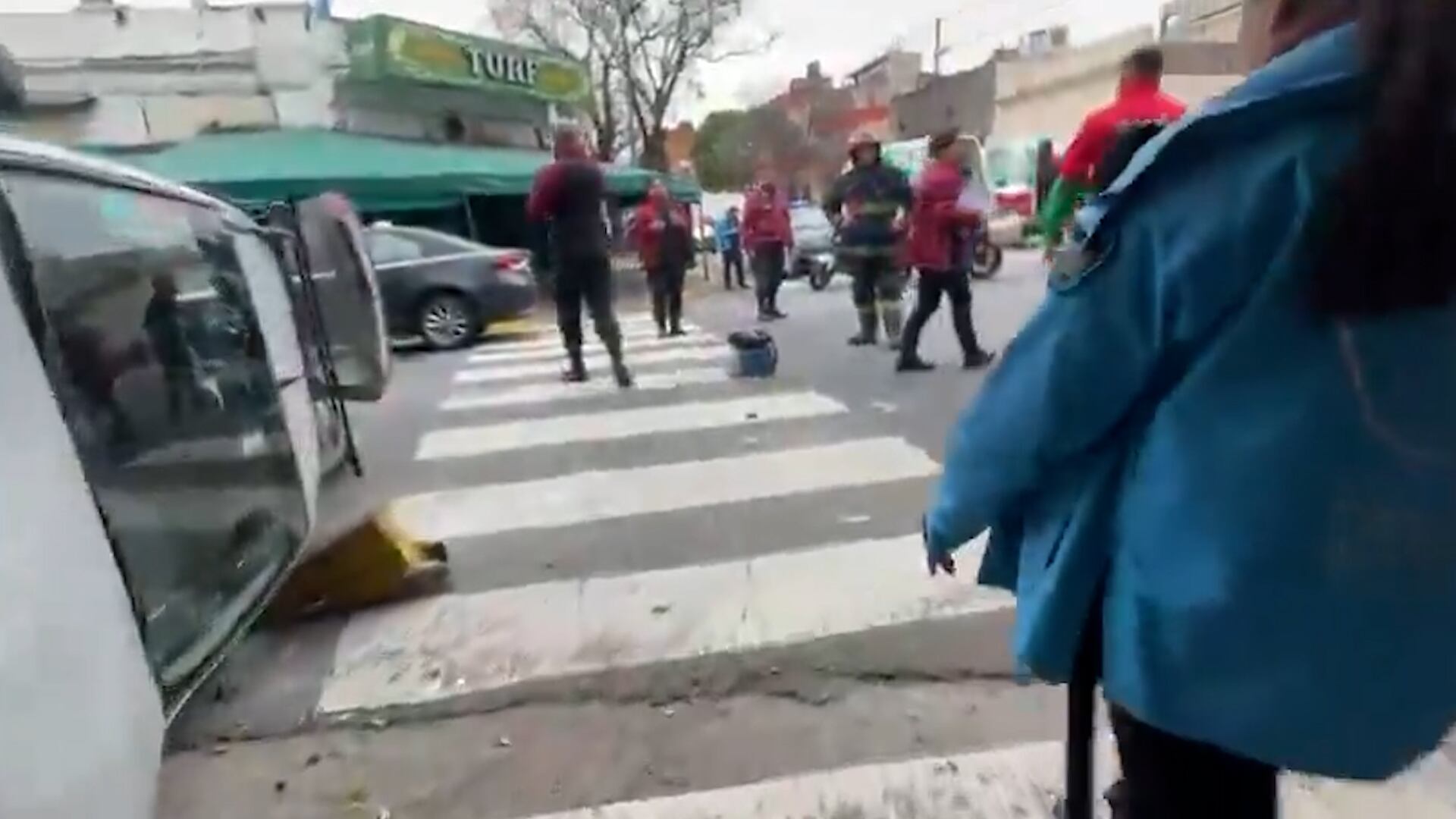 El conductor del Fiat Palio quedó atrapado dentro del auto tras el choque y tuvo que ser auxiliado por los Bomberos