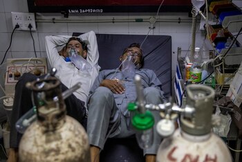 Personas en un hospital en Nueva Delhi reciben oxigeno. REUTERS/Danish Siddiqui/File Photo