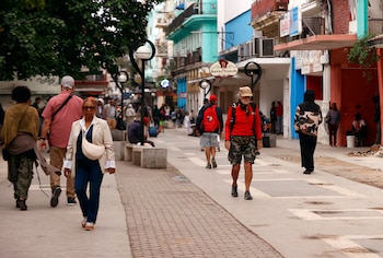 LA HABANA (CUBA), 10/02/2026.- Personas caminan por El Boulevard de San Rafael el 30 de enero de 2026 en La Habana (Cuba). El plan de emergencia del régimen cubano está paralizando progresivamente la isla en una deriva de incierta proyección en el tiempo, desde las carreteras a las oficinas estatales y los servicios públicos hasta los aeropuertos, que enfrentan cambios en su tráfico aéreo por el fin del combustible disponible para la aviación. EFE/ Ernesto Mastrascusa