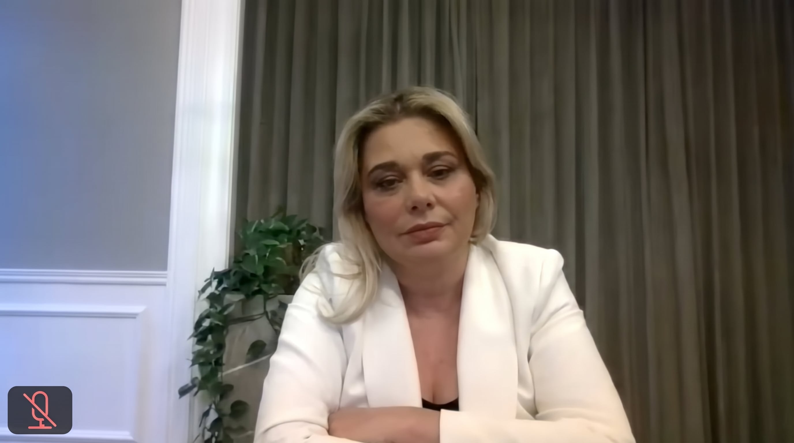 Sin hablar y con los brazos cruzados, Maru Campos participa por videollamada en ‘La Mañanera’ de Sheinbaum tras polémica