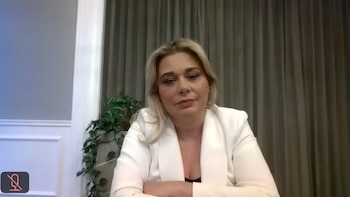 Sin hablar y con los brazos cruzados, Maru Campos participa por videollamada en ‘La Mañanera’ de Sheinbaum tras polémica