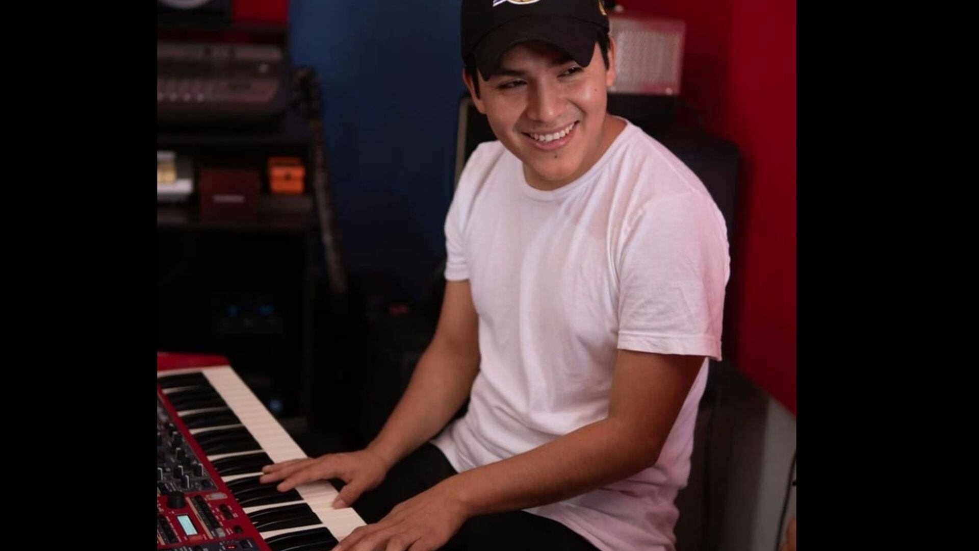 Su día a día transcurre entre trabajo, familia y canciones caseras. Lejos del show, Nezareth encontró equilibrio en lo cotidiano y la fe compartida con su esposa. (Facebook: Nezareth Castillo)