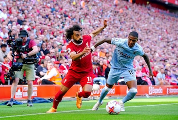 Mohamed Salah del Liverpool y Ashley Young del Aston Villa pelea por el balón en el encuentro de la Liga Premier el sábado 20 de mayo del 2023. (Peter Byrne/PA via AP)