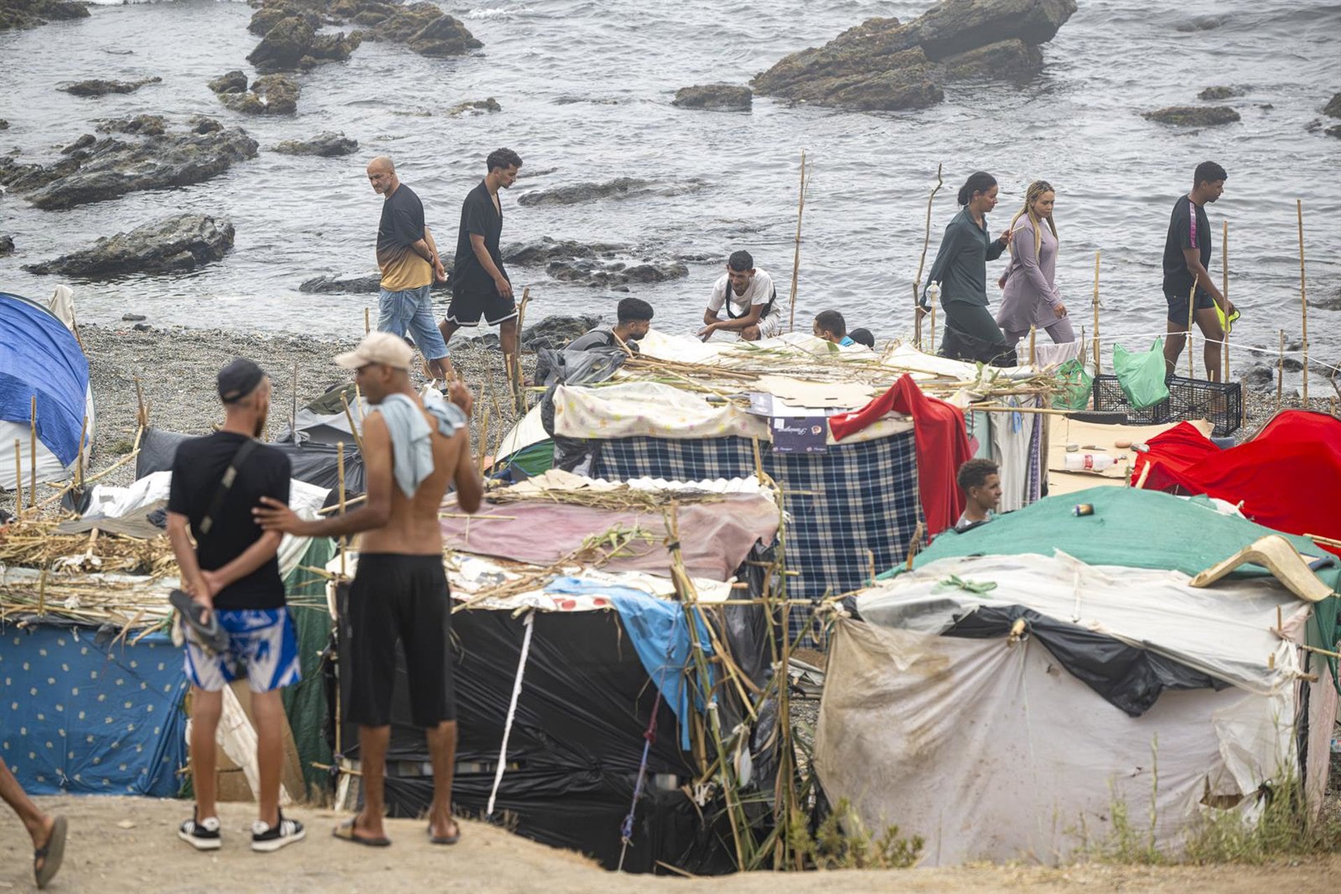 Decenas de migrantes acampan en la playa del Trampolín, en Ceuta, el pasado 3 de septiembre. (Marcos Moreno - Europa Press)