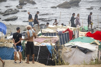 03/09/2026 Centenares de migrantes acampan en la playa del Trampolín, a 3 de septiembre de 2026, en Ceuta (España). La playa del Trampolín concentra un gran número de chabolas improvisadas pese al intento de traslado previo de personas migrantes a otros espacios habilitados. El lugar es utilizado también por Cruz Roja para el reparto diario de comida.
POLITICA
Marcos Moreno - Europa Press
